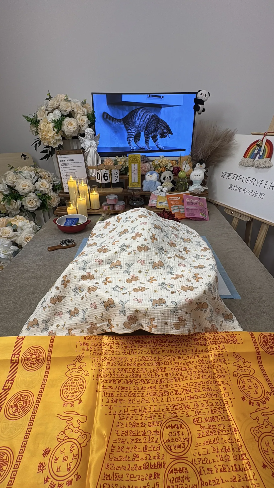 肇庆宠物告别仪式中的鲜花与纪念照片